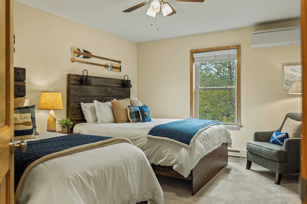 Pocono Paradise by Avantstay Lakeside Retreat, Hot Tub, Game Room, Near Beach view 5