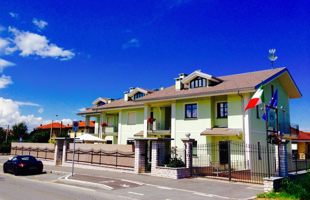 Eremes Rooms & Apartments