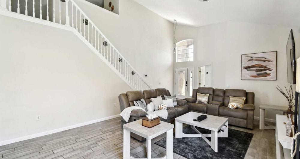 Large 6BR Family Home w Pool Hot Tub Games Room