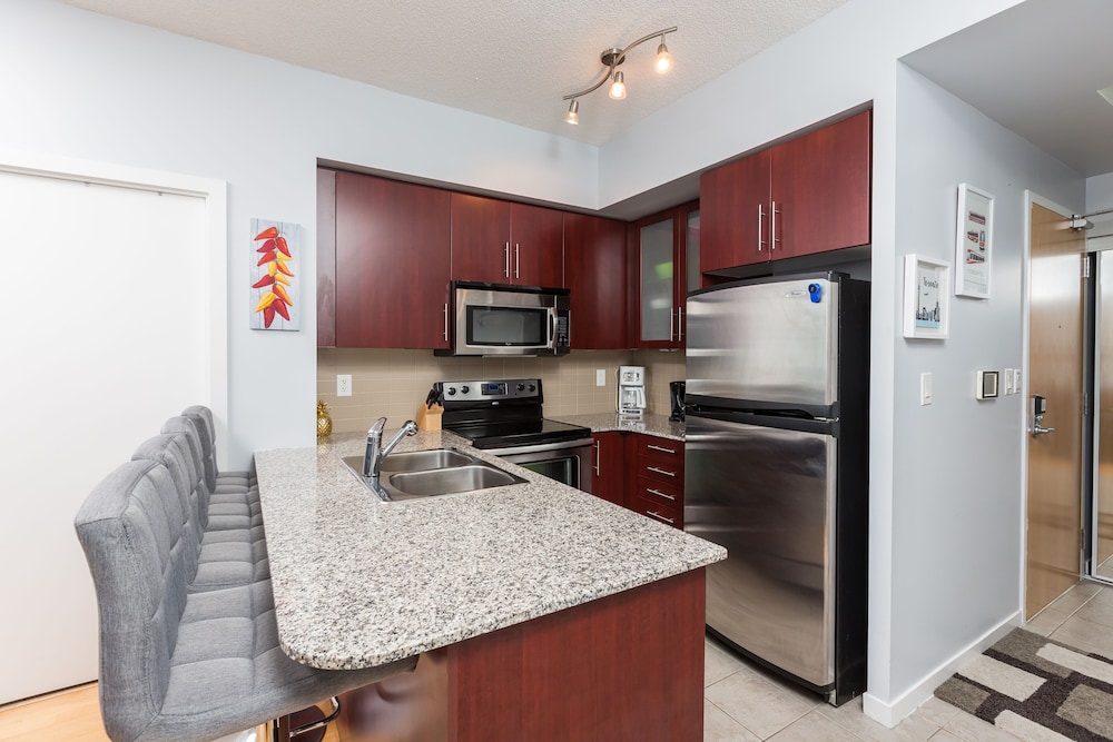 Iceboat Terrace-Downtown-Ent District