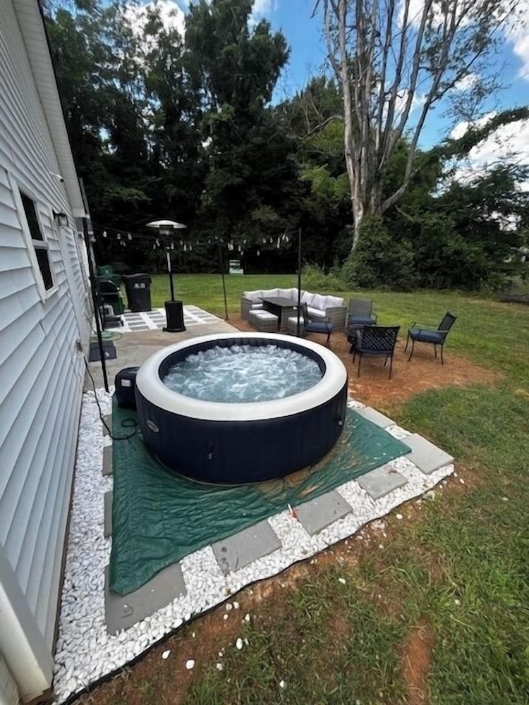 3BR Getaway Hot Tub, Games & Family Fun