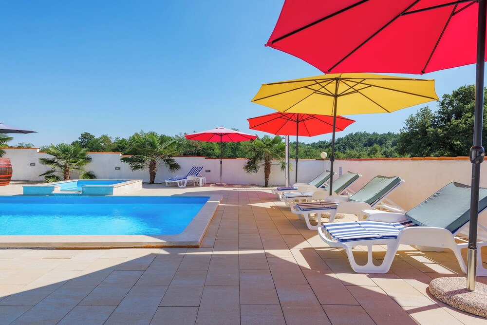 Family home with hydromassage pool & fun activities