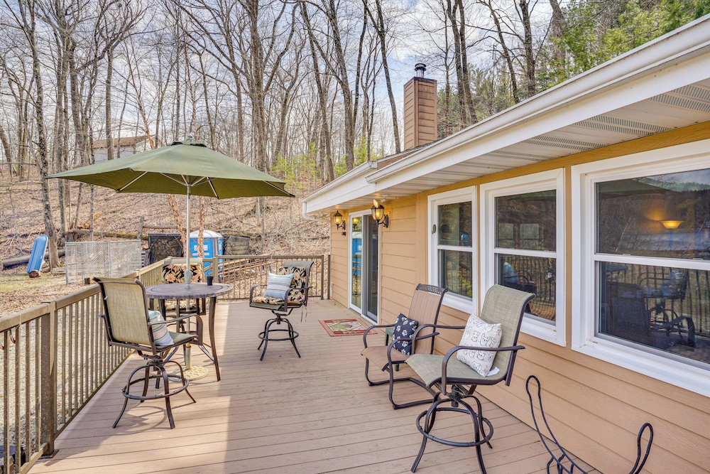 Near Hiking: Lakefront Getaway in Campbellsport!