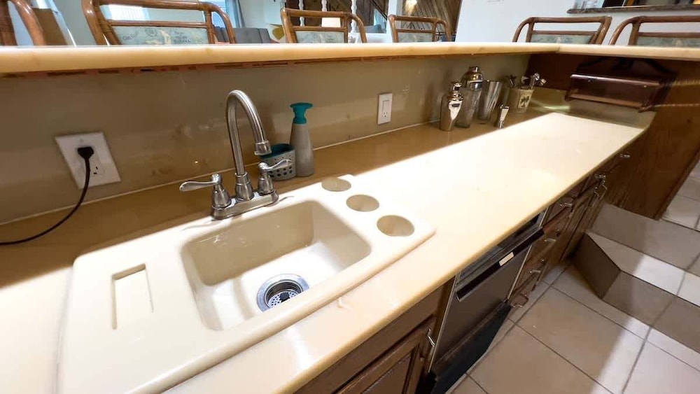 Fun Retro Island Vibe Sleeps 17 Beach 1 Block 4 Bedroom Home