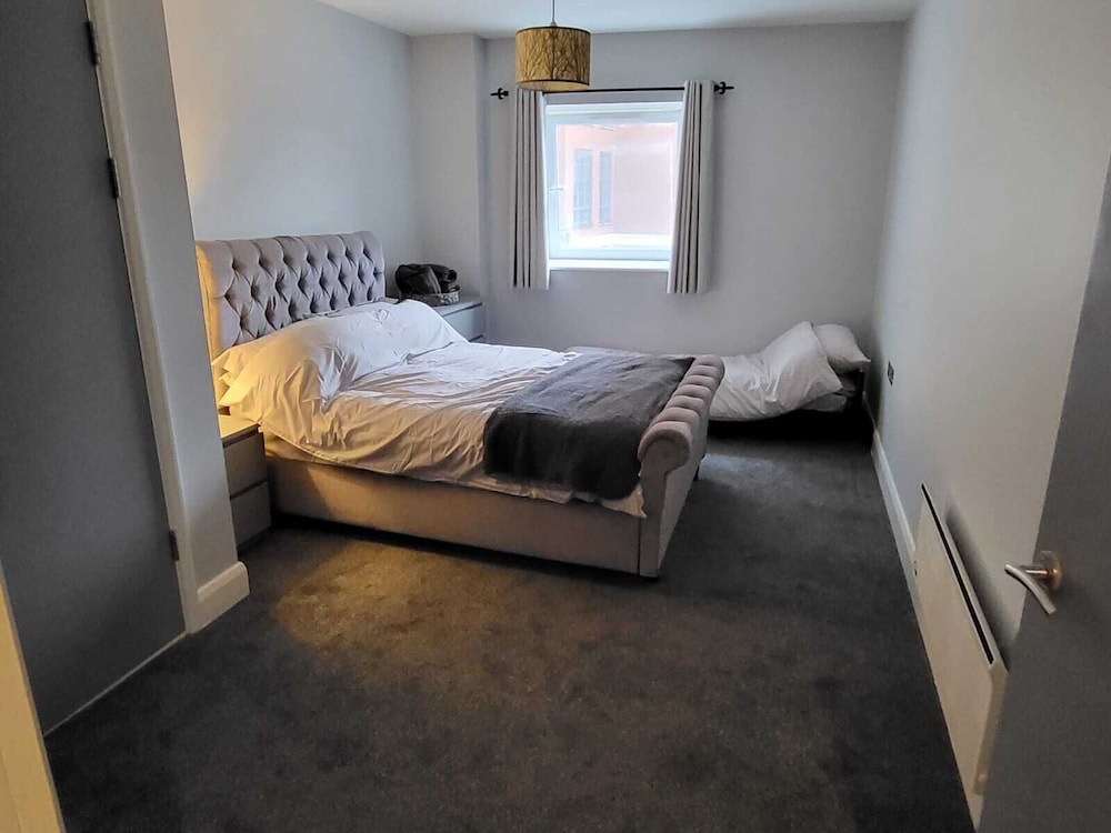 Stunning 3-bed Apartment in Heart of Cardiff Bay view 4