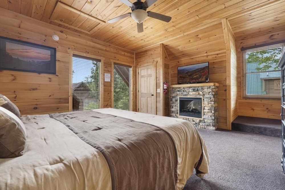 A Peace of Paradise - 3 Bedrooms, 3 Baths, Sleeps 8 Cabin by RedAwning