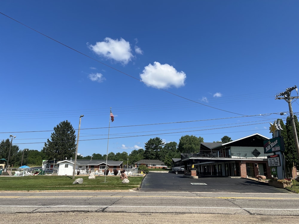 All Star Inn & Suites