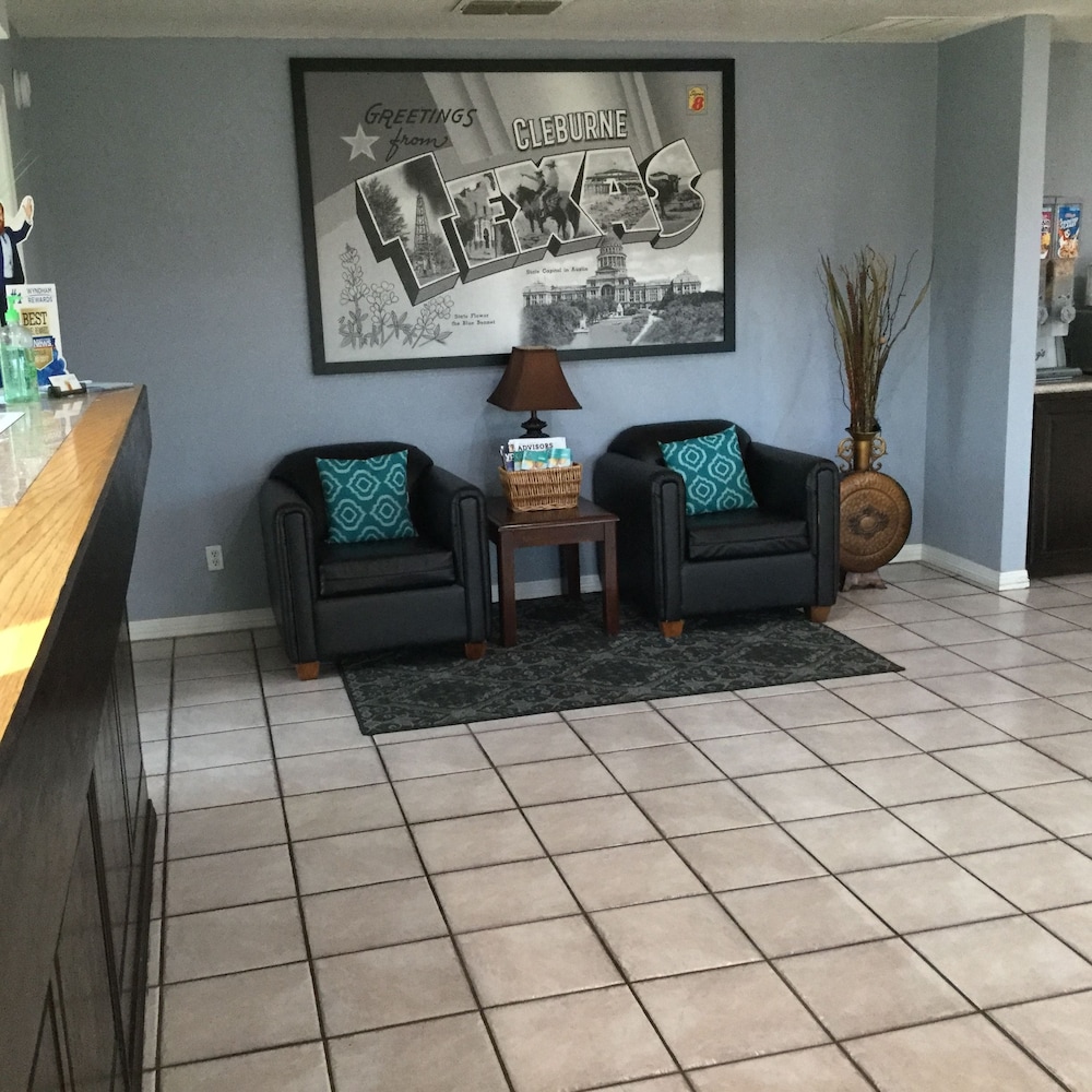 Super 8 by Wyndham Cleburne