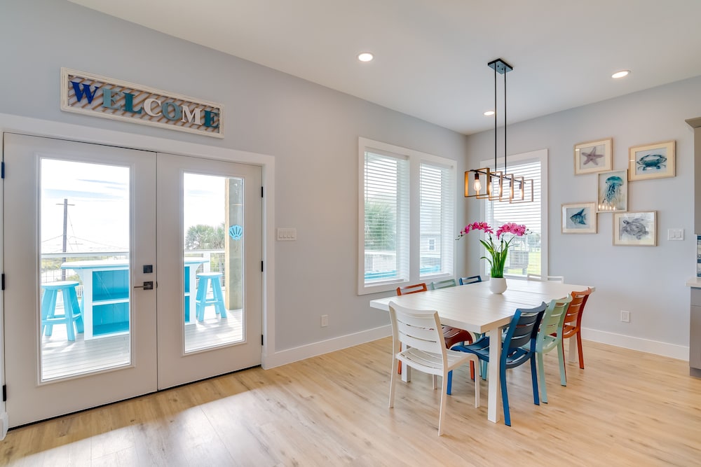 Steps to Beach: Vibrant House in Galveston!