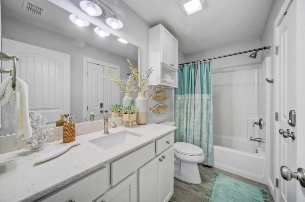 Sleeps 21, 2 Homes Private Pool, Patio Lounge w/ Fire Pit, Bar, TV, & Games