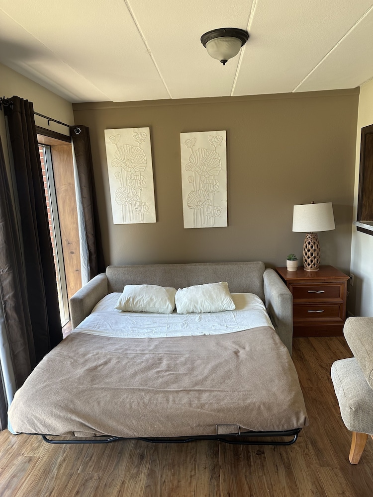All Star Inn & Suites