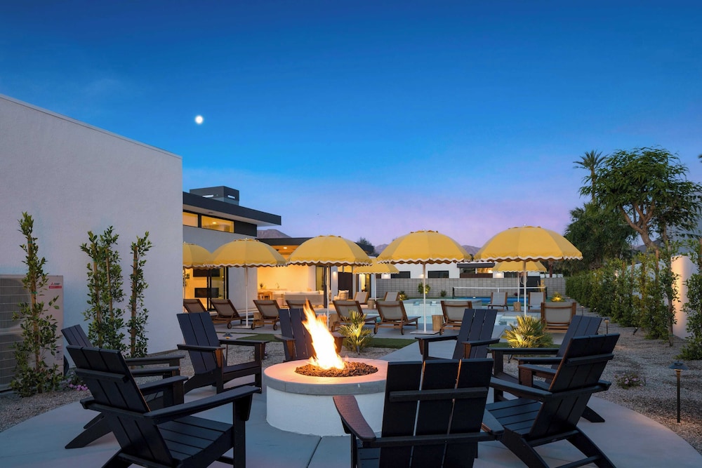 Sleeps 34 2 Villas, Pool, Pickleball + Bocce Polo Villas Elara by Avantstay