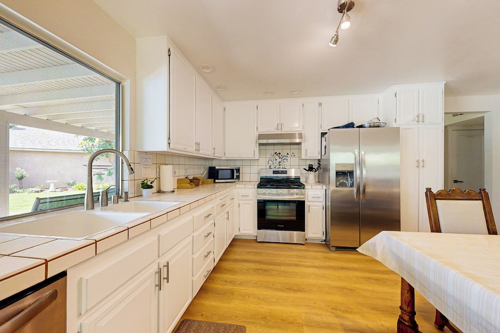 4BR Dog-friendly Home w/ Pool, Spa, Grill & A/C