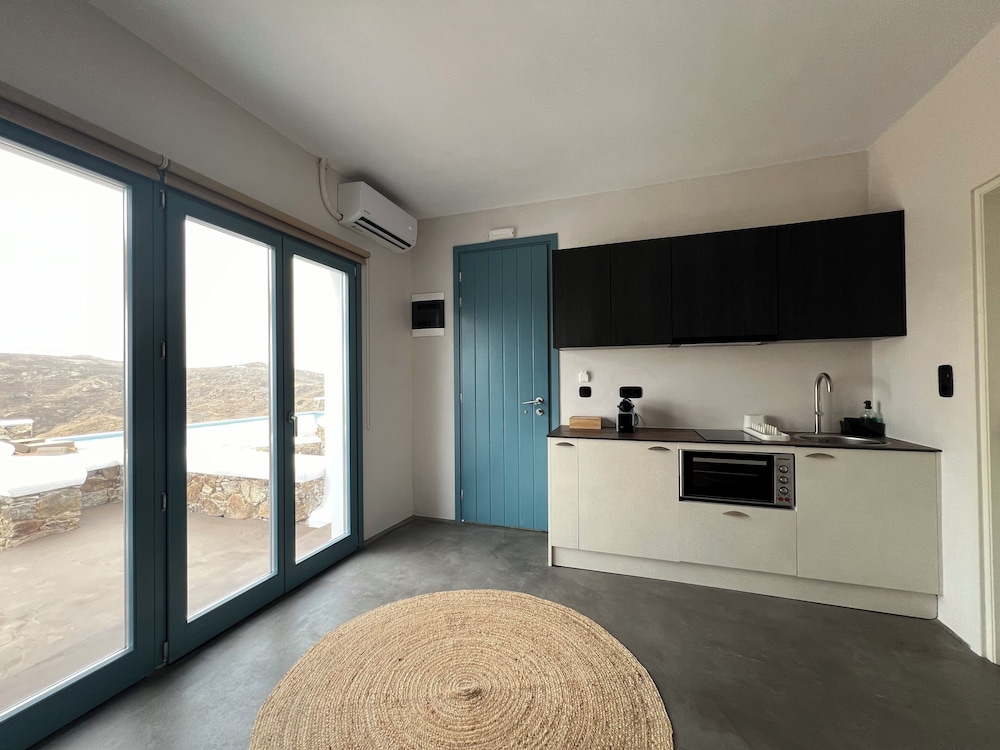 Thronos Suites