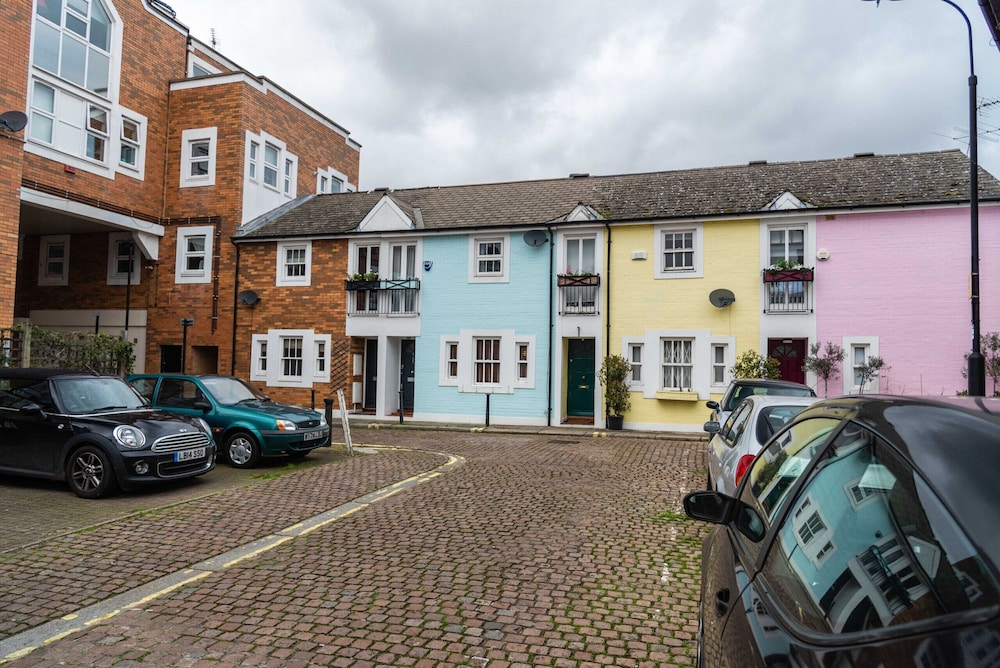 A Hidden Mews