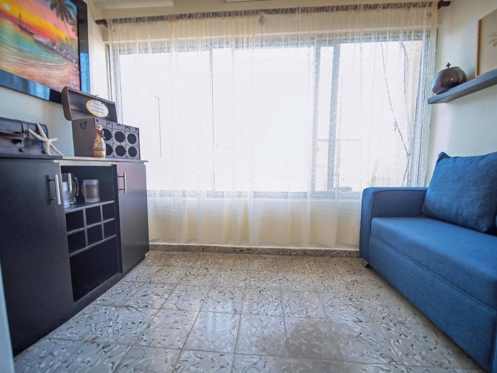 Colonial 2BR Apartment 2mins Walk to Beach!