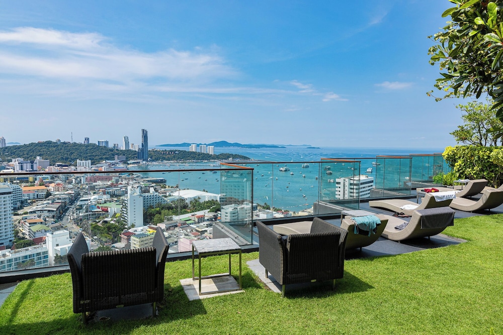 Sea View Edge Central Pattaya