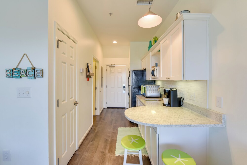 Walkable Condo w/ Pool Btwn Rosemary & Alys Beach!