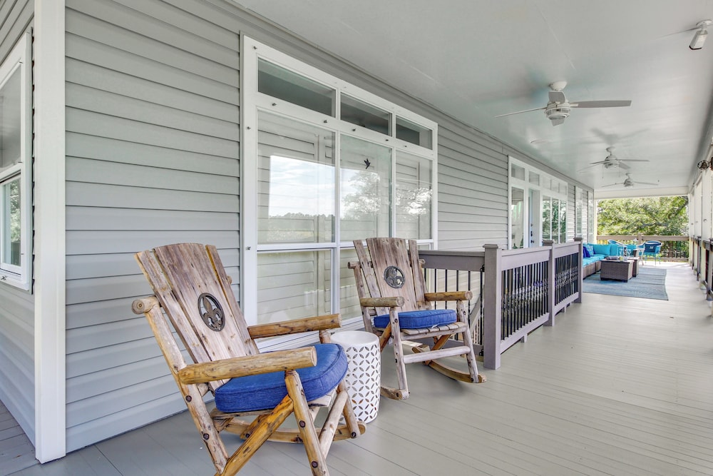 Pool, Fire Pit & Tennis Court: Gem in Bay St Louis