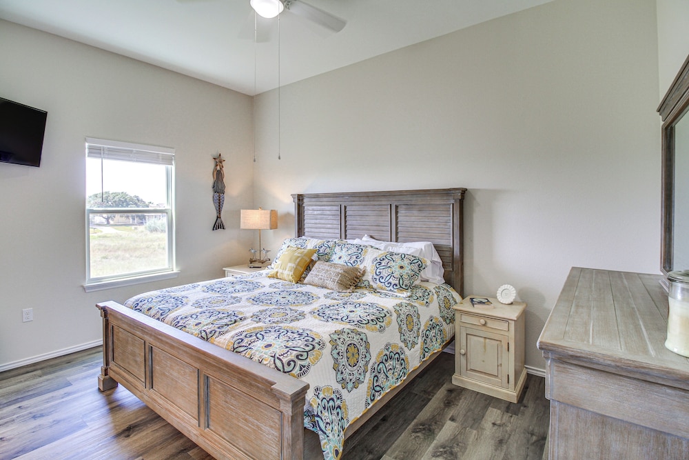 Walk to Water! Home w/ Pool Access in Rockport