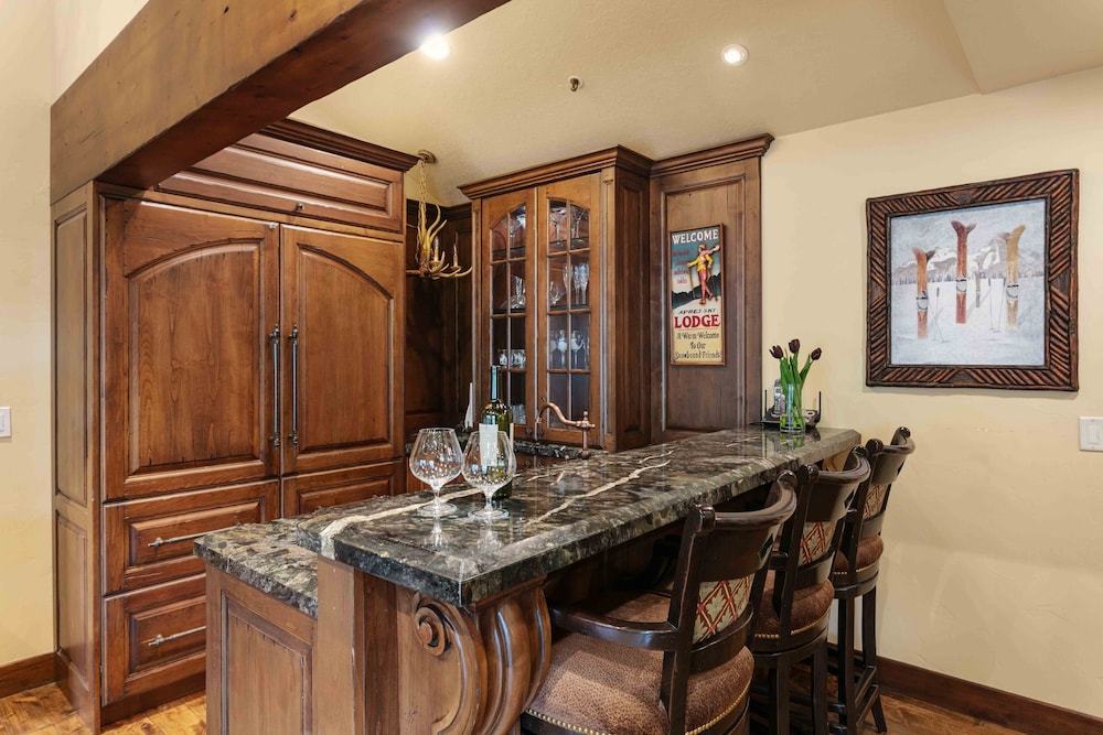 1617 - Six Bedroom plus Den Lakeside 6 Condo
