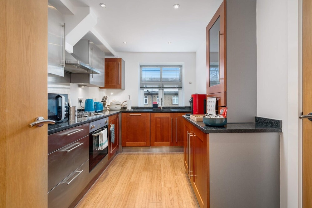 Stunning 3BD Flat, Parking, Sleeps Six, Near Park
