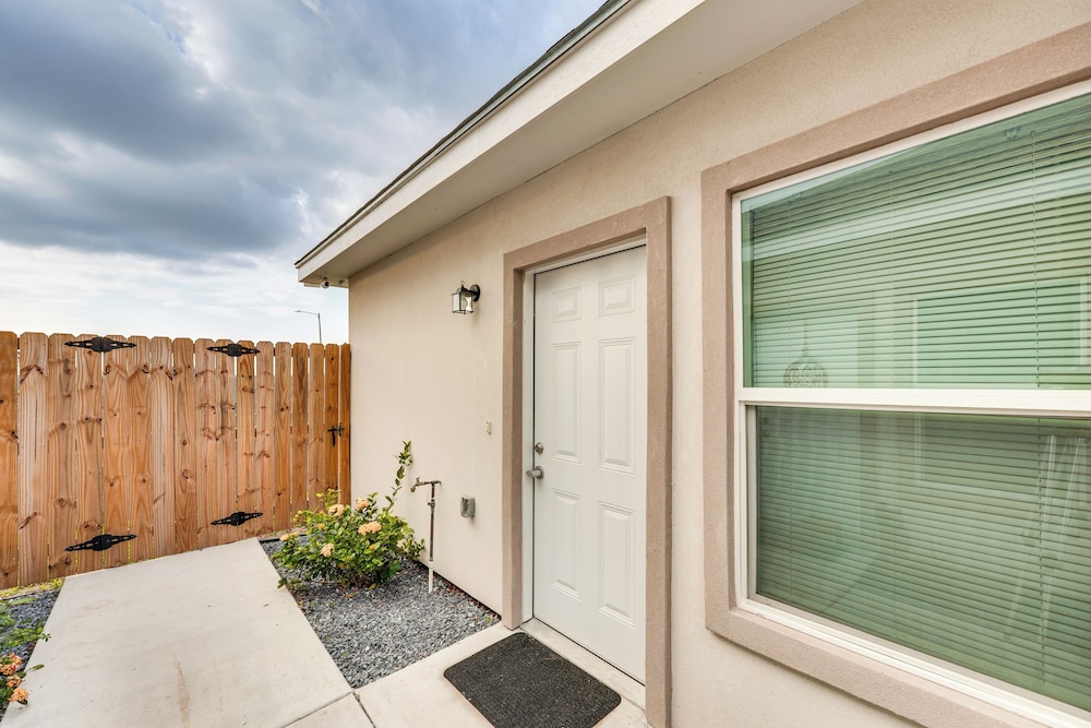 4 Mi to Dtwn: Modern Apartment in Edinburg!