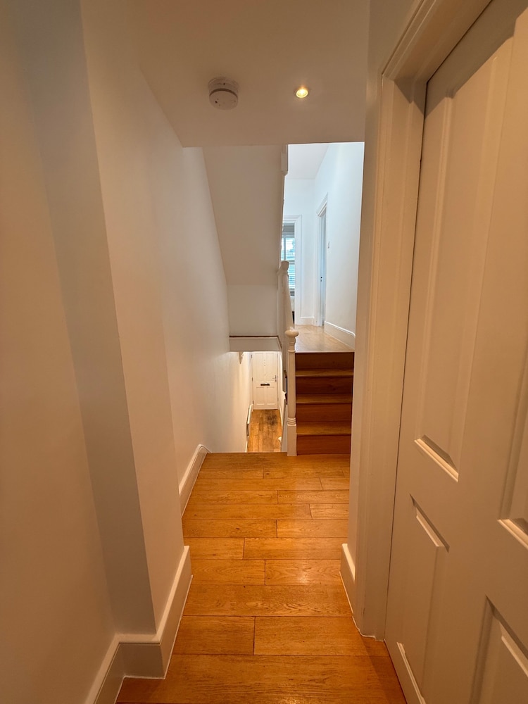 5 Bed House - Sleeps 8 - Pets - Parking - Wifi