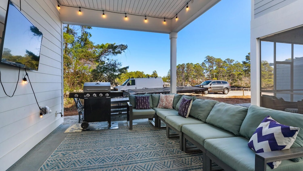 Sleep up to 28 - 2 Homes Side by Side - Close to Beach & Community Pool!