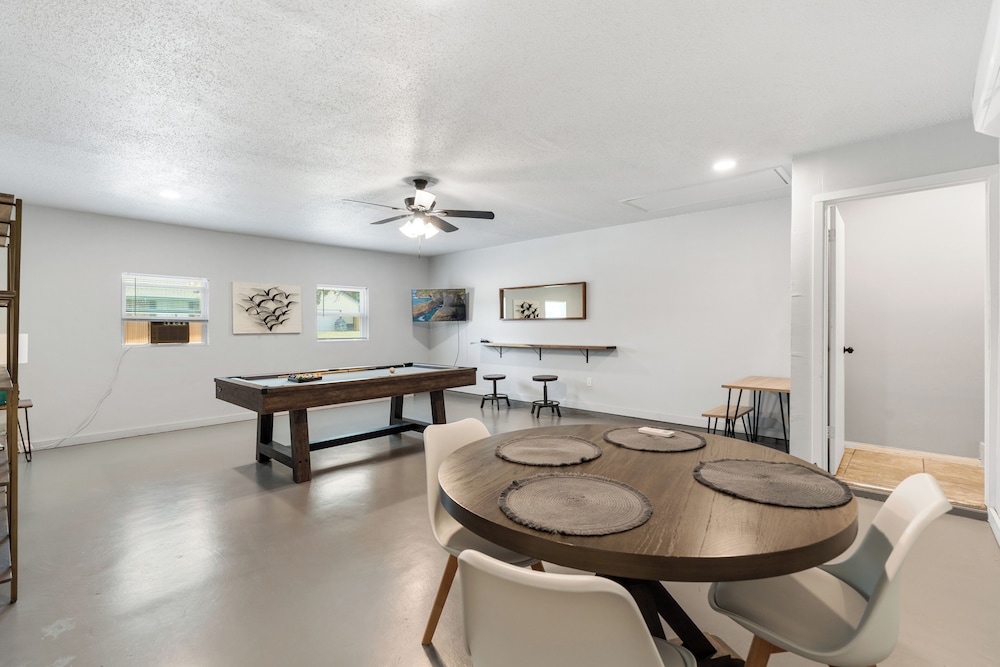 Spacious 8BR Modern Retreat Pool Table RV