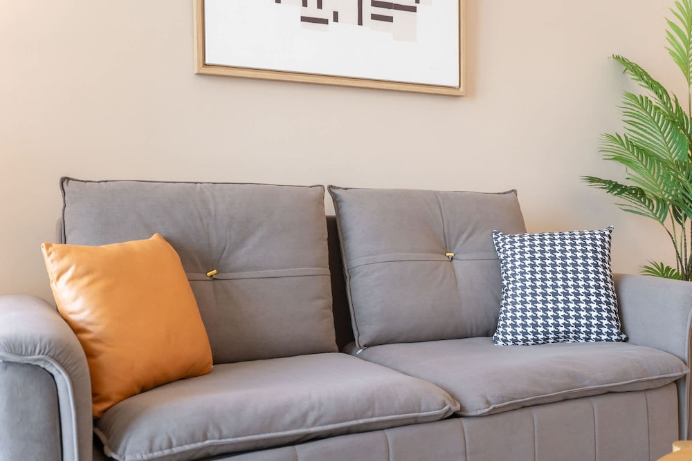 Modern 1-bedroom Apartment Perfect for Family in Downtown With Skyline Views
