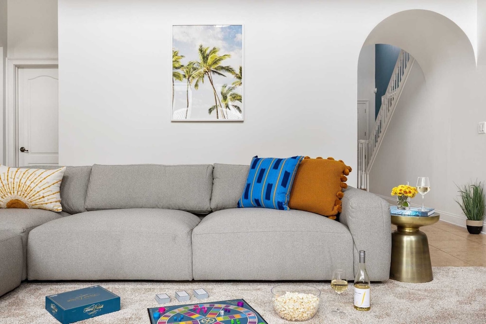 Sleeps 18! Pool, Hottub, Game Room, Blocks to Beach Vilano Villa by Avantstay