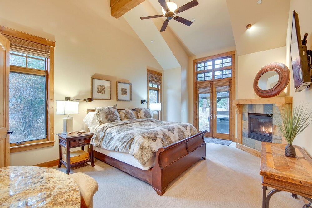 Spacious Cle Elum Cabin on Golf Course w/ Hot Tub! view 2