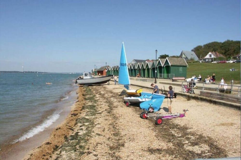 Isle Escape Retreat- Sleeps 4, Garden & Games Room