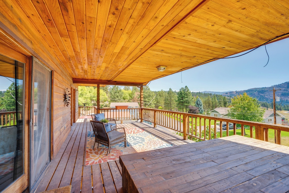 Mtn-view Getaway w/ Spacious Deck in Republic!