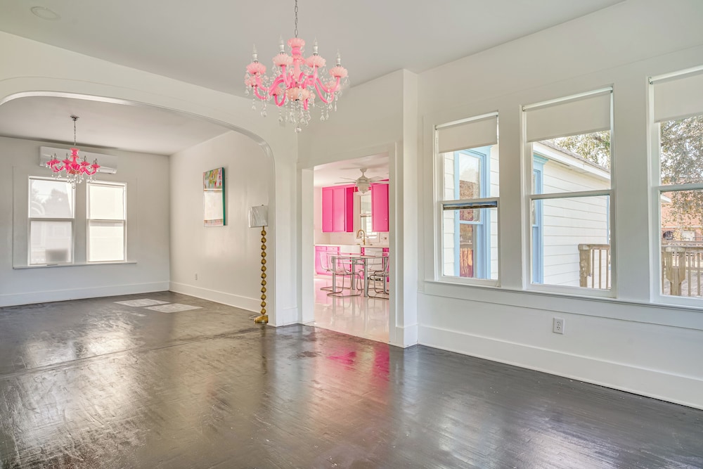 2 Mi to Gator Chateau: Vibrant Home w/ Balcony