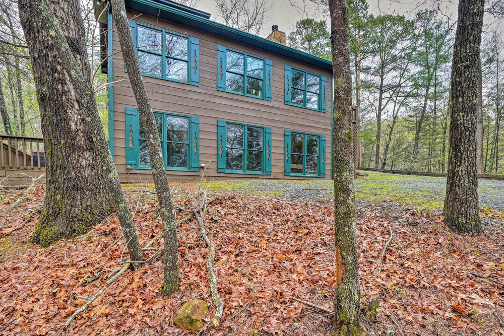Blue Ridge Cabin w/ Hot Tub, Fire Pit, & Game Room