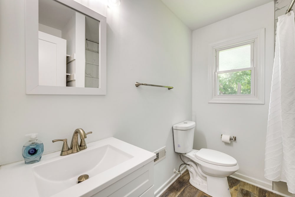 Game Room + Yard: Updated House in Chester!