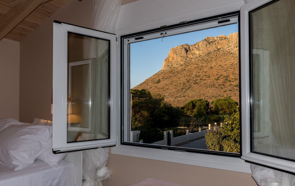 Gorgeous Villa with Garden - Stavros Beach