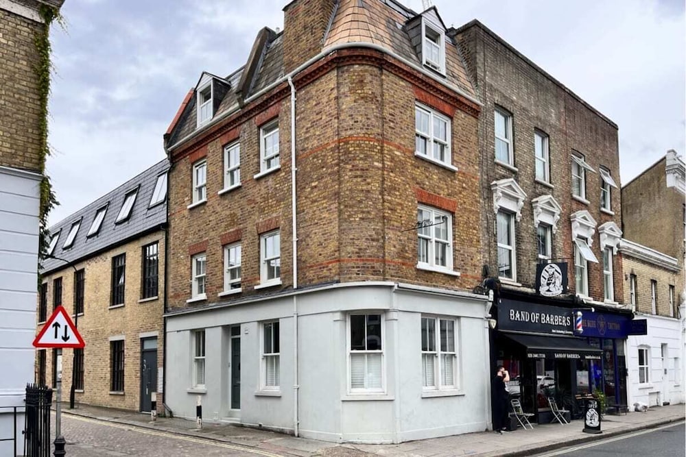 The Ravenscourt Park Escape - Bright 2bdr Flat
