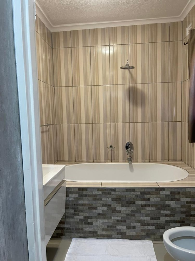 Lovely 3 bed in Selborne Park With Pool - 2234