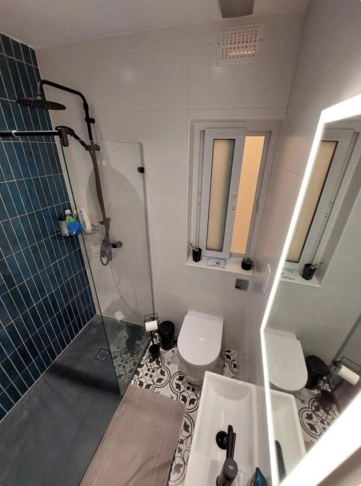 Modern 3BR Apt With Large Balcony