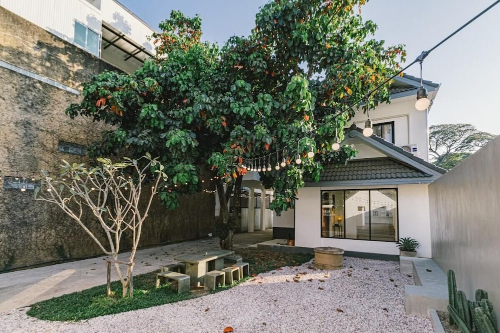 Modern Family House - 4 Bedrooms 5 Mins From Old Town With Gallery - Deja Home