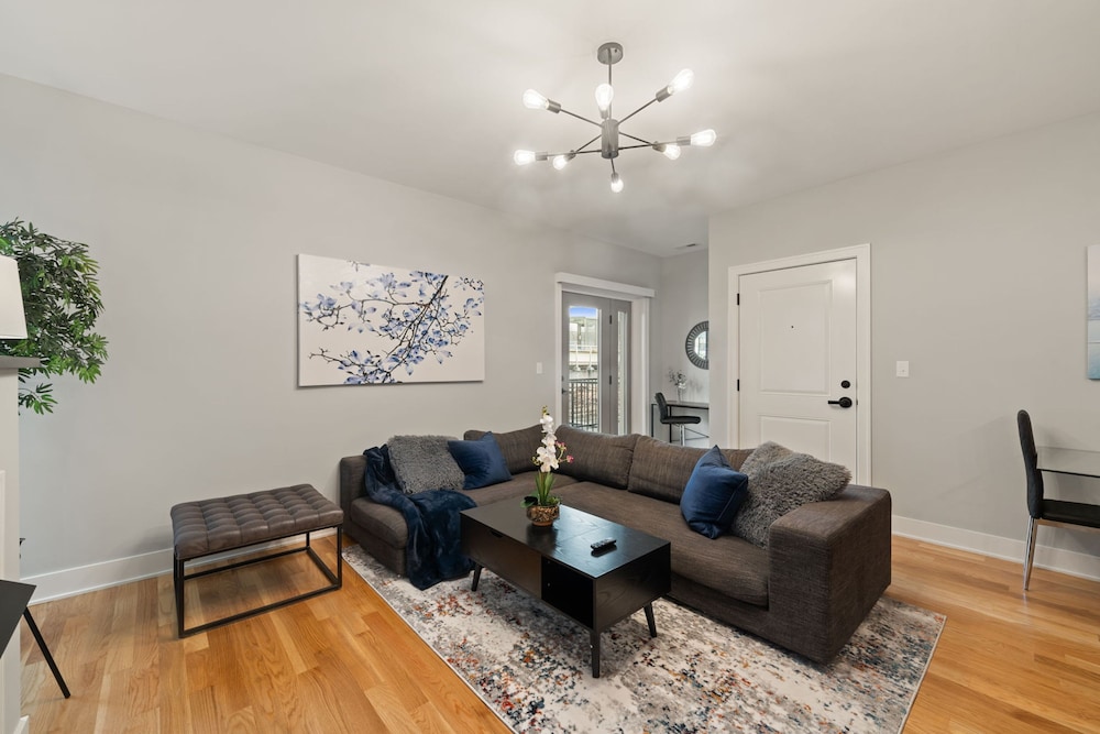 3 Bed 2 Bath Chicago Retreat w Balcony Parking