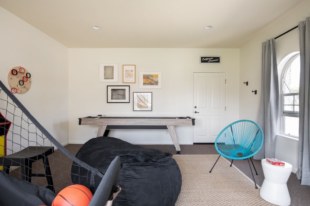 Villa Verdot by Avantstay Spectacular 6 BR Estate w Pool Hot Tub Tennis B-ball Courts