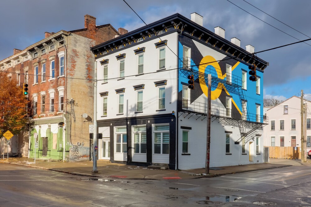 1 Mi to University of Cincinnati: 3rd-floor Condo!