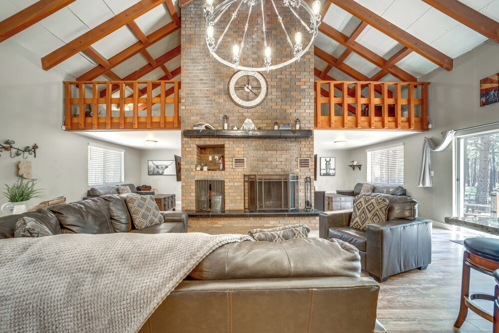 Fire Pit & Grill: Spacious 'forest Lakes Chalet'
