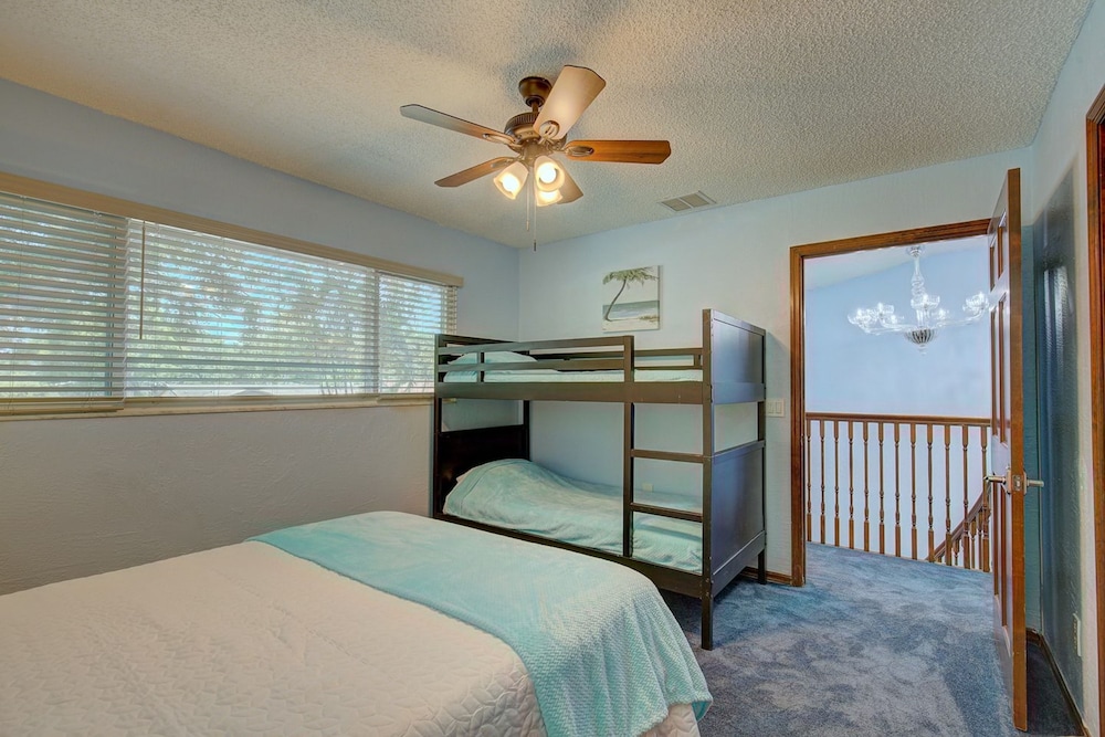 Spacious 4 3 Retreat- Heated Pool-playroom
