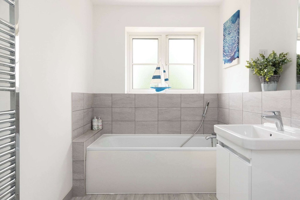 Modern Family Retreat Nr Beaches and Marina