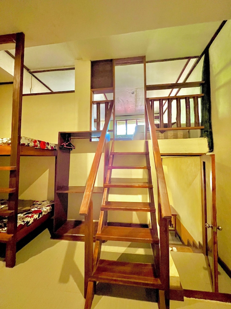 Novie's Tourist Inn